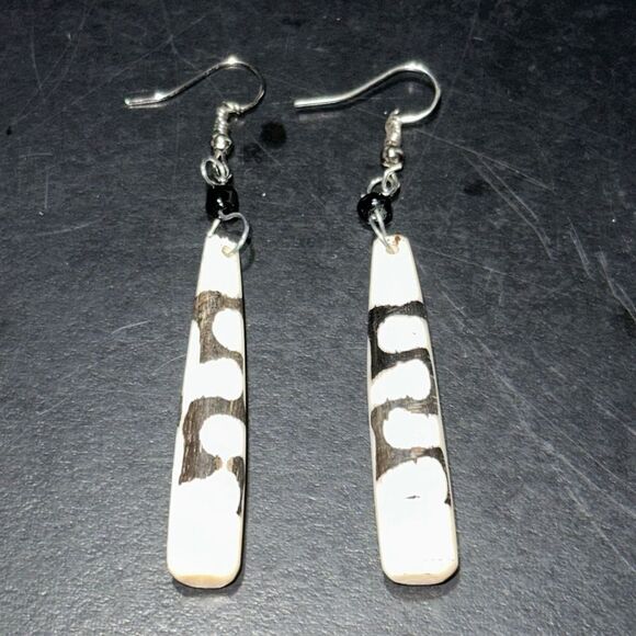 NWOT African Bone Round Teardrop Dangling Earrings - Picture 2 of 6